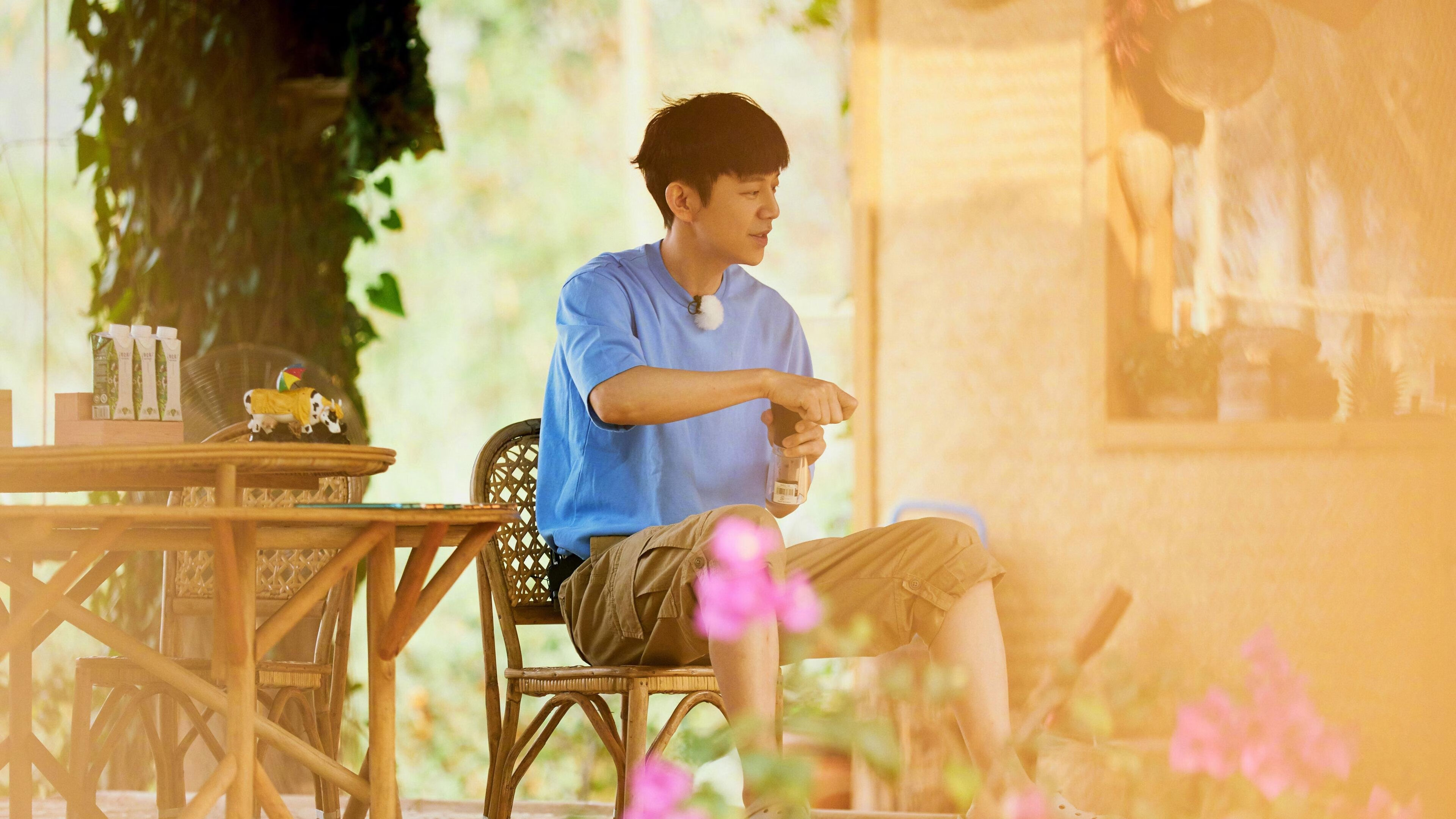 “高新体育中心：羽毛球选手演绎极限技巧与团队协作”