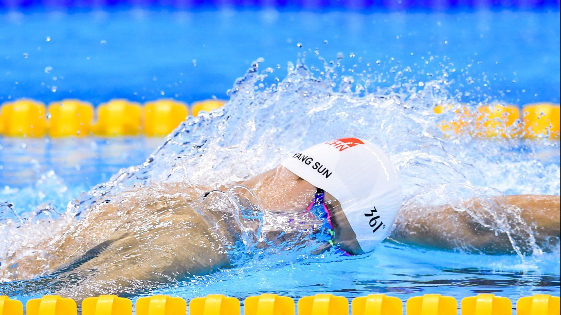 世俱杯网站-主场气氛热烈观众打出创意标语为球队送上全场支持，球队主题